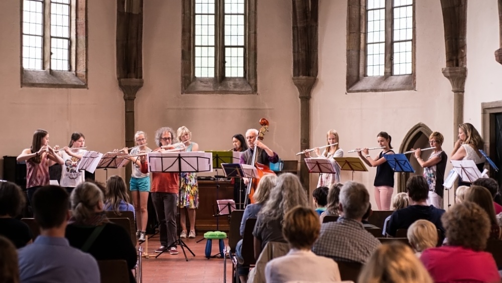 Querflötenensemble "kreuz und quer" (Fotos: Jean M. Laffitau) Querflötenensemble "kreuz und quer" (Fotos: Jean M. Laffitau)