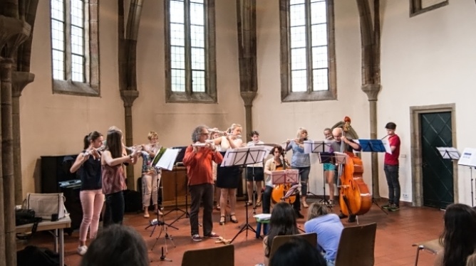 Querflötenensemble "kreuz und quer" (Fotos: Jean M. Laffitau) Querflötenensemble "kreuz und quer" (Fotos: Jean M. Laffitau)