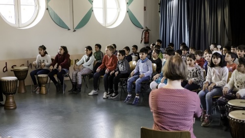 Schulklasse mit Percussioninstrumenten