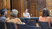 Mädchen, das E-Piano spielt