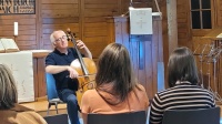 Mann, der Cello spielt