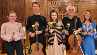 Zwei Jugendliche, die Gitarre spielen