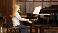 Eine Jugendliche am Klavier