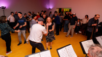 Tanzende Menschen in der Musikschule