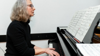 Frau am Klavier