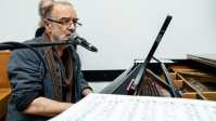 Singender Mann am Klavier