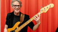 Mann mit E-Bass