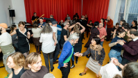 Leute, die Swing tanzen, und eine Combo, die Livemusik spielt