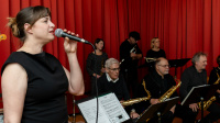 Special Guest: Jazzsängerin Svenja Hinzmann Eine Jazzsängerin mit Mikrophon